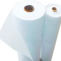 Fehér agrotextília, mérete 1,6 m x 10 m. Ideális téli és fagyvédelemre.